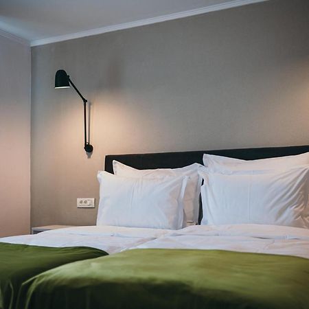 Nest Guesthouse ドロベタ＝トゥルヌ・セヴェリン エクステリア 写真