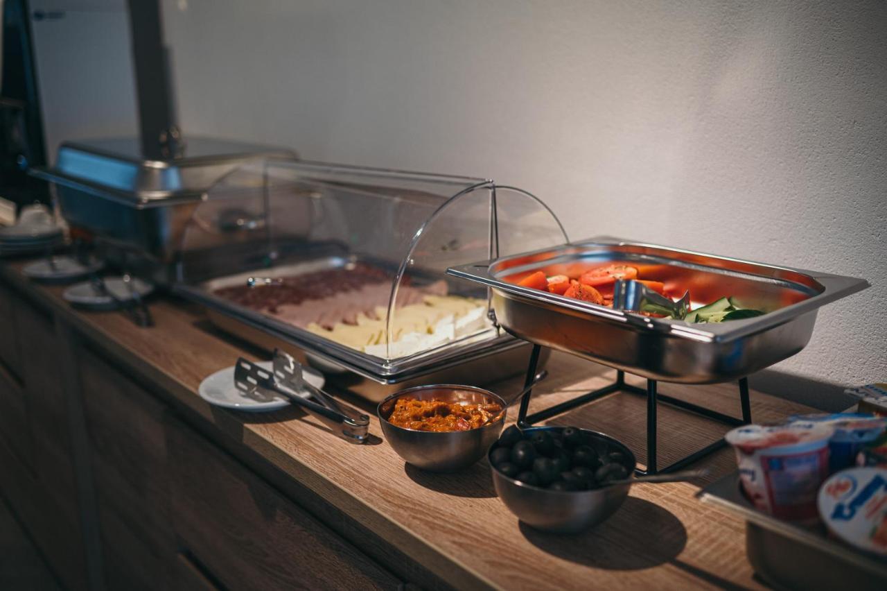 Nest Guesthouse ドロベタ＝トゥルヌ・セヴェリン エクステリア 写真