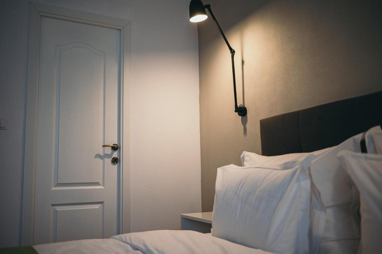Nest Guesthouse ドロベタ＝トゥルヌ・セヴェリン エクステリア 写真