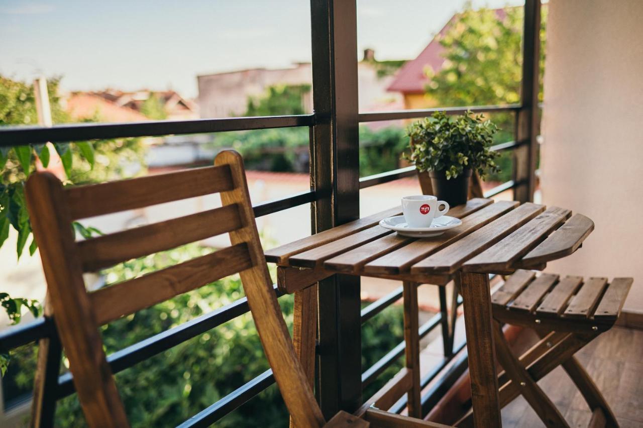 Nest Guesthouse ドロベタ＝トゥルヌ・セヴェリン エクステリア 写真