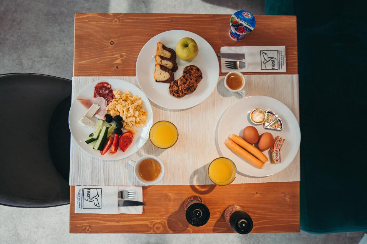 Nest Guesthouse ドロベタ＝トゥルヌ・セヴェリン エクステリア 写真