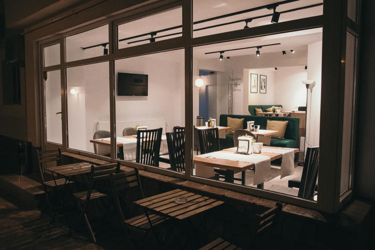 Nest Guesthouse ドロベタ＝トゥルヌ・セヴェリン エクステリア 写真